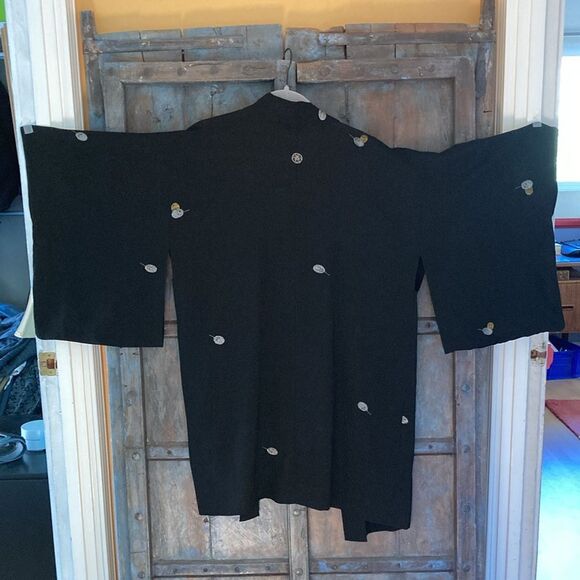 Japanese Style Black Kimono with Silver & Gold Leaf Embroidery- One Size -Unworn - Picture 4 of 11